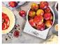 Äpfel auf einer Küchenwaage mit Anzeige '4832g', dazu Tortenboden, Marmelade und Backzutaten.