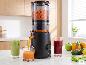 SILVERCREST® Premium Slow-Juicer SSJBM 400 D1 gießt frischen Orangensaft in ein Glas