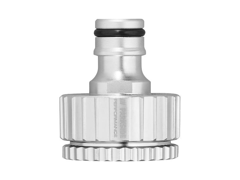 Eine silberne Gartenschlauchkupplung von Parkside Performance.