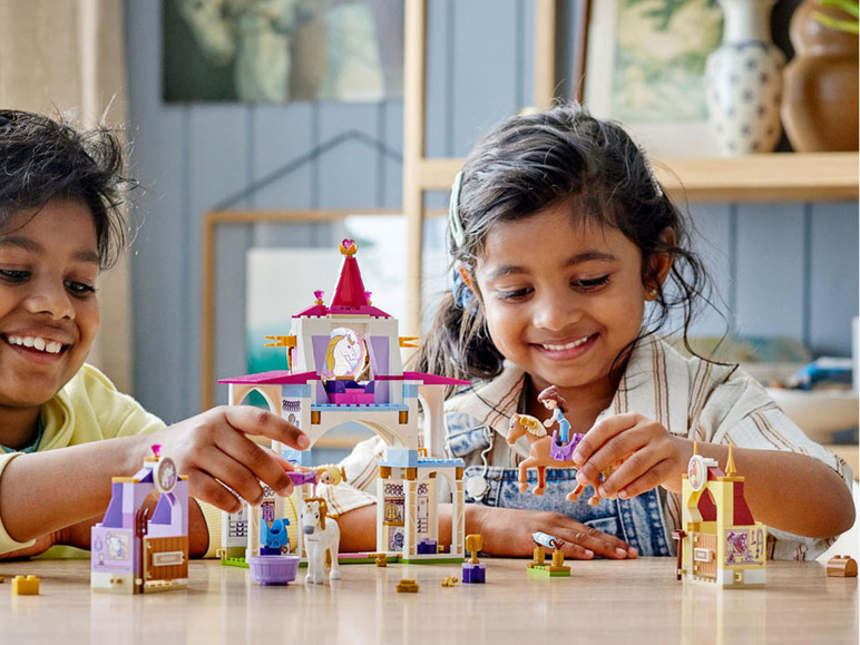 Gehe zu Vollbildansicht: LEGO® Disney Princess™ 43195 »Belles und Rapunzels königliche Ställe« - Bild 2
