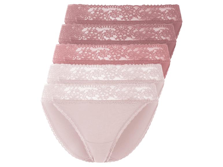 Drei Paar rosafarbene Höschen mit Spitze.