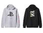 Zwei Gaming-Hoodies: ein grauer PlayStation-Hoodie und ein schwarzer Xbox-Hoodie.