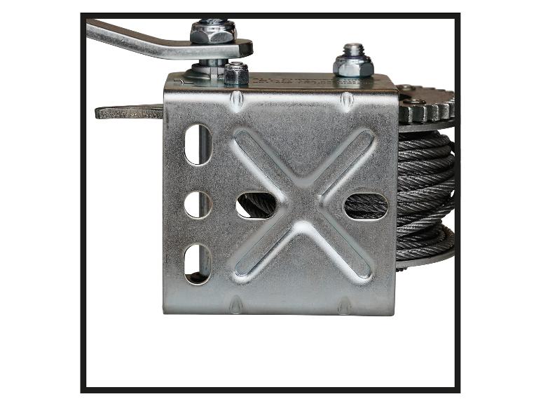 Seilwinde mit Drahtseil und Kurbel, Nahaufnahme.