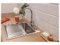 Küchenspüle mit Wasserhahn, Holzplatte und weißen Fliesen.