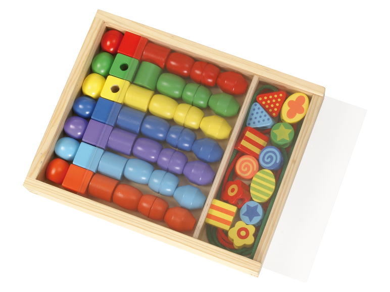 Holzkiste mit bunten Holzkugeln und Formen für Kinderbasteln.