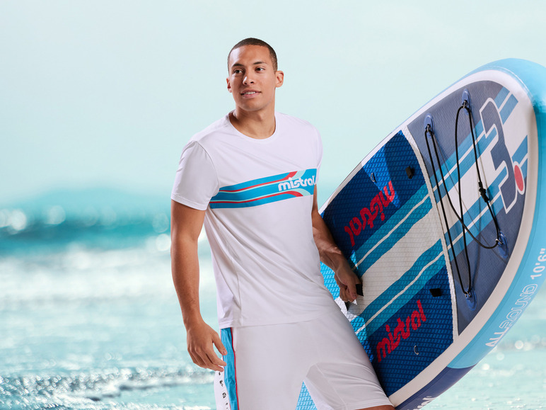 Ein Mann mit einem Mistral T-Shirt und einem aufblasbaren Paddleboard.