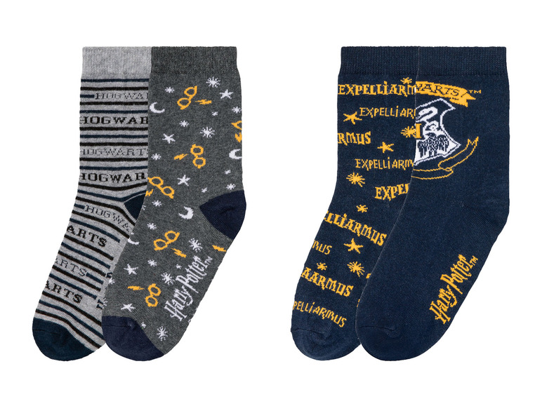 Harry Potter Socken mit Hogwarts und Expelliarmus Mustern.