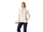 Lächelnde Frau in cremefarbener und rosa Fleecejacke, marineblauer Sporthose, hält eine Flasche.