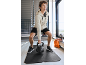 Mann trainiert mit einer 10 kg Kettlebell auf einer Trainingsmatte.