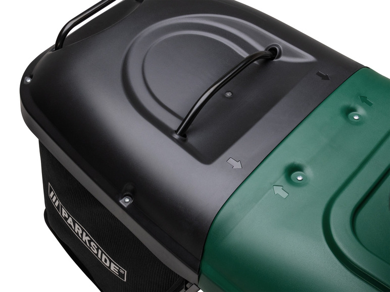 Ein grüner und schwarzer Parkside Rasenmäher mit Fangkorb.