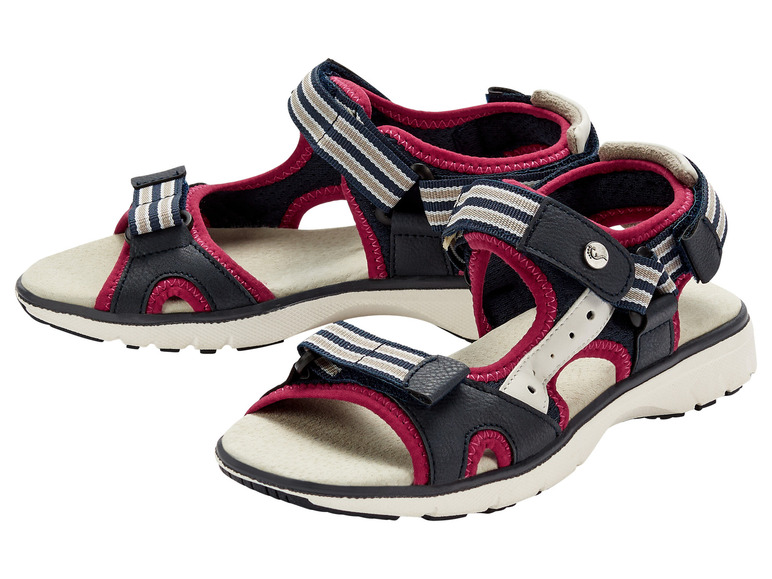 Zwei Paar blaue Sandalen mit weißen Streifen.