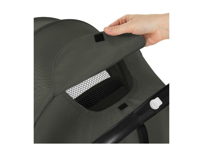 Hand öffnet Belüftungsfenster an Kinderwagenverdeck