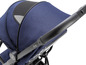 Ein dunkelblauer Bugaboo Kinderwagen mit schwarzem Griff.
