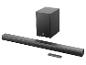 Schwarze Soundbar und Subwoofer mit Fernbedienung auf weißem Hintergrund.