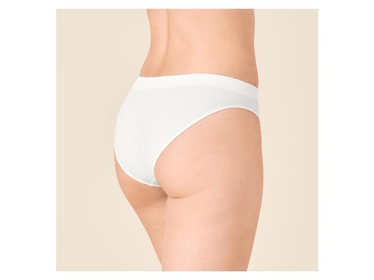 Frauenrücken und Gesäß in weißem, nahtlosem Slip.