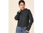Frau in einem dunkelgrauen Rollkragenpullover und blauen Jeans, mit goldenen Creolen und Armbändern.