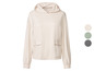 Ein cremefarbener Hoodie mit langen Ärmeln und elastischen Bündchen.