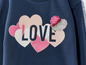 Ein dunkelblaues Sweatshirt mit Herzen und dem Schriftzug 'LOVE'