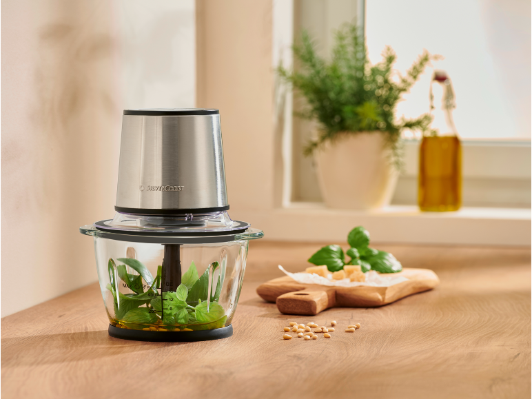 Zerkleinerer mit Basilikum und Öl, bereit zur Pesto-Zubereitung.