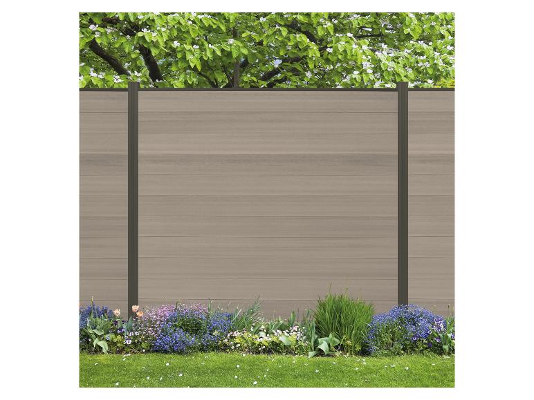 Holz-Verbundzaun mit Blumenbeet und Bäumen im Hintergrund