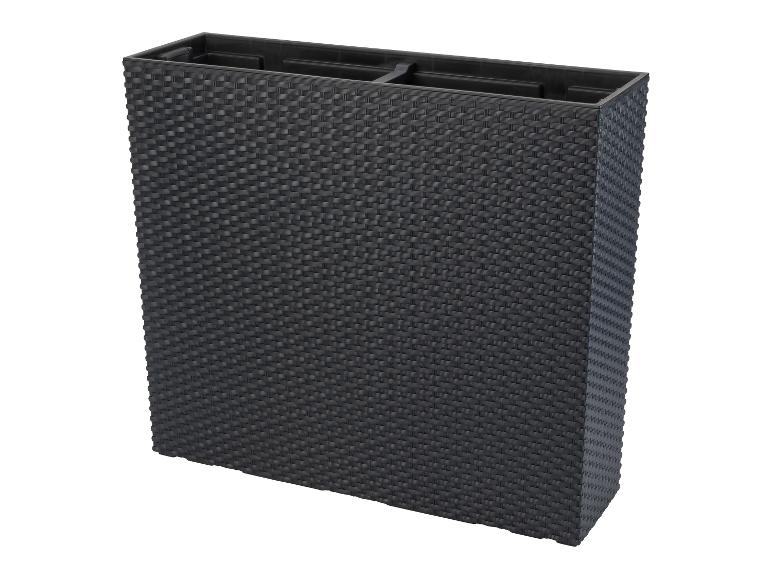 Dunkler rechteckiger Pflanzkübel mit Rattan-Geflecht