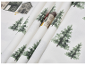 Weißer Stoff mit Häuser-, Tannenbaum- und Gänsemuster