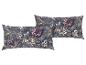 Zwei dekorative Kissen mit Blumenmuster.
