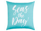 Ein türkisfarbenes Kissen mit dem Schriftzug 'Seas the Day'.