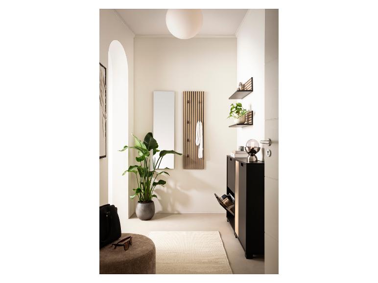 Moderner Flur mit Spiegel, Wandgarderobe, Schuhschrank und schwebenden Regalen.