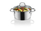 Ein Edelstahltopf mit Deckel, gefüllt mit Pasta, Tomaten und Basilikum.
