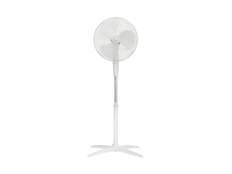 Weißer Standventilator mit drei Flügeln und rundem Schutzgitter