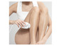 Eine Frau verwendet einen Braun Silk-épil Epilierer an ihren Beinen.