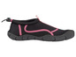 Schwarze Wasserschuhe mit rosa Akzenten.