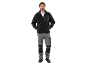Mann in schwarzer Fleecejacke und grauer Arbeitshose.