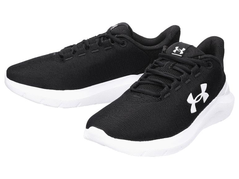 Paar schwarze Under Armour Schuhe.
