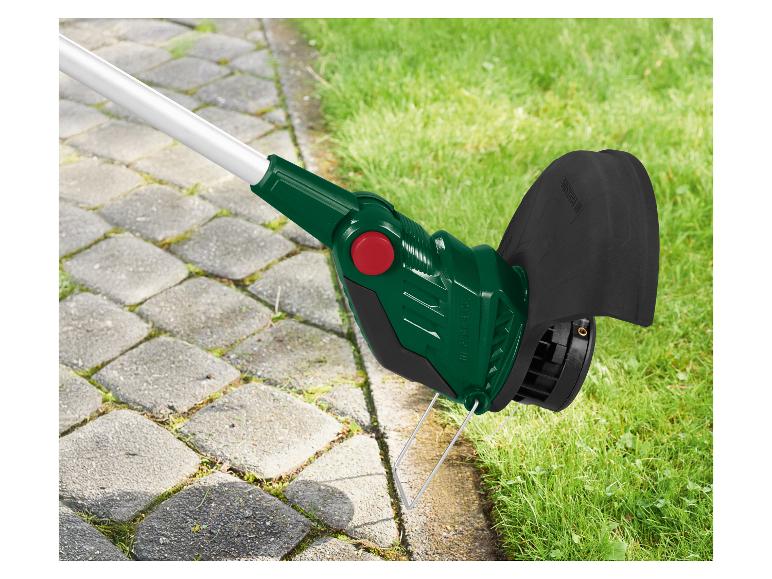 Rasentrimmer an einem gepflasterten Weg, mit Gras daneben