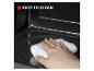 Eine Hand wischt das Innere eines schwarzen Mikrowellenherds mit einem weißen Tuch ab, Text: LEICHT ZU REINIGEN.