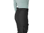 Schwarze Cargohose mit Taschen und hellblaues Langarmshirt.
