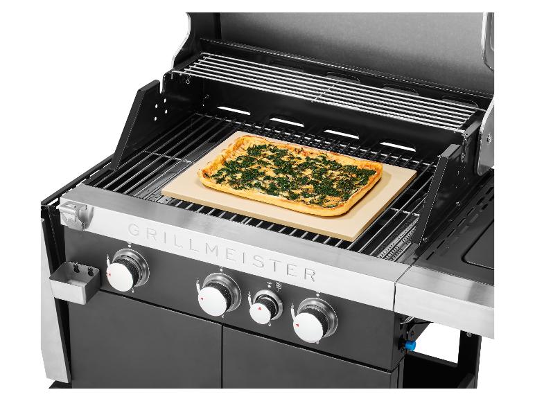 Gasgrill mit Pizza auf einem Pizzastein, Bedienelemente sichtbar