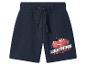 Dunkelblaue Shorts mit rotem Rennwagen-Print und dem Text 
