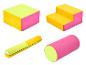 Bunte Softplay-Geräte: Würfel, Stufen, Schwebebalken und Zylinder.