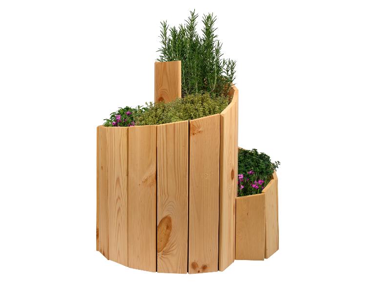 Dreistöckiges Kräuterbeet aus Holz mit Rosmarin, Thymian und rosa Blüten.
