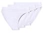 Drei weiße Baumwoll-Damenunterhosen gestapelt auf weißem Hintergrund.
