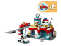 LEGO DUPLO Spielset mit einer Autowaschanlage, zwei Autos und Figuren.