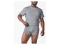 Mann in grauem T-Shirt und Boxershorts