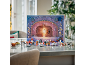 Adventskalender mit Spielzeugfiguren und Minimodellen auf einem Tisch.