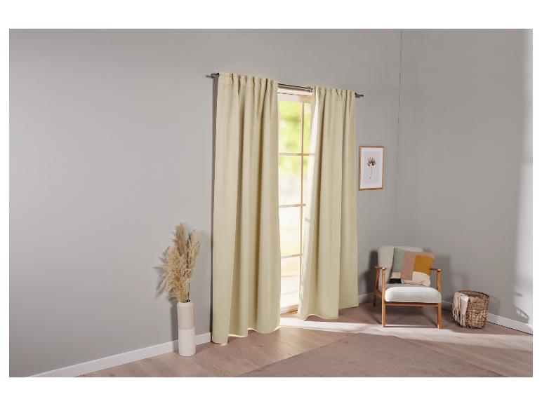 Beige Vorhänge für ein Fenster in einem hellen Raum.