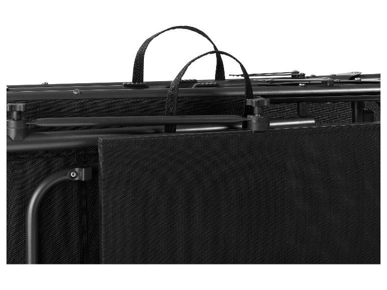 Zwei schwarze, zusammengeklappte Aufbewahrungstaschen mit Griffen und Metallakzenten