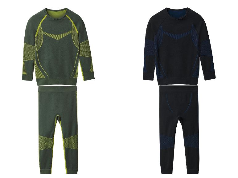 Zwei Sets Thermounterwäsche, eines grün und eines schwarz.