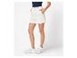 Cremefarbene Shorts und weiße Sneaker.